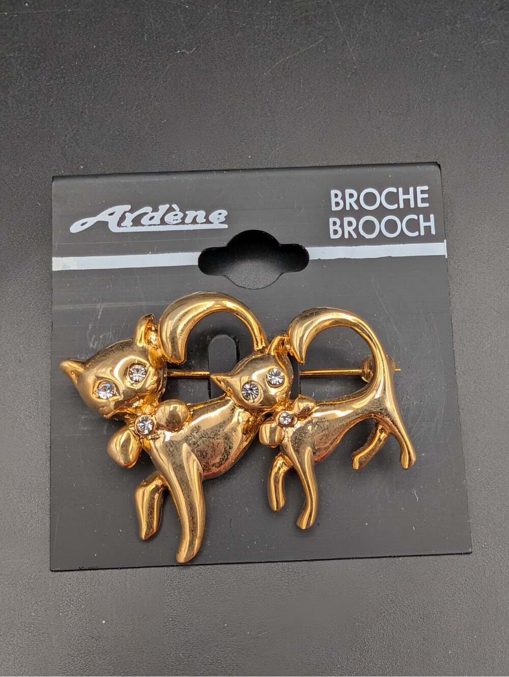 Ardene Gold Tone Double Cat Brooch Pin Rhinestone Eyes Bow Ties New on Card
